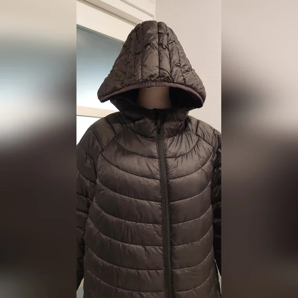 Sleek Black Hooded Puffer Jacket - Picture 4 of 7